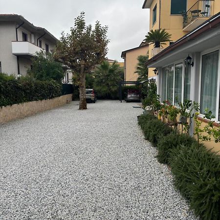 Casa Versilia Hotel Marina di Massa Exterior foto